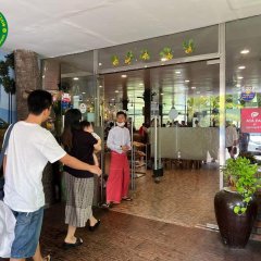 ရွှေတိဂုံဘုရားကြီးနားရောက်လို့... မြန်မာထမင်းဟင်းစားဖို့ စိတ်ကူးပေါ်ခဲ့ရင်၊ ပြည်လမ်းဘက်ကပြည်သူဥယျာဉ်ထဲဝင်ခဲ့ပါ