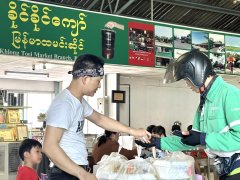 ဘန်ကောက်က...ချက်ပို့...ချိုင့်ဆွဲ ၊ ခလောင်တိန်လ် စျေးကြီးအပေါ်ထပ်မှာ မီးဖိုချောင်နဲ့ဆိုင်တွဲဖွင့်ထားပါတယ်
