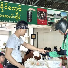 ဘန်ကောက်က...ချက်ပို့...ချိုင့်ဆွဲ ၊ ခလောင်တိန်လ် စျေးကြီးအပေါ်ထပ်မှာ မီးဖိုချောင်နဲ့ဆိုင်တွဲဖွင့်ထားပါတယ်