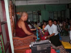 ခိုင်ခိုင်ကျော် မြန်မာ ထမင်းဆိုင် မိသားစု ဝါဆို သင်္ဃန်းကပ် အလှူ